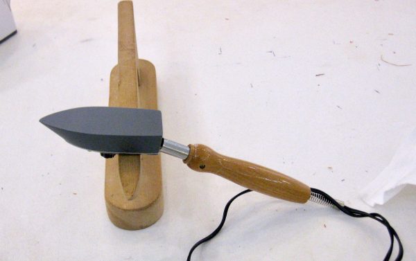 sewing classes: workroom: tchad: tools: iron: sealing iron: thunder tiger
